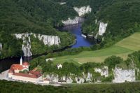 Blick auf das Kloster Weltenburg, die Donau und das Naturschutzgebiet Weltenburger eng